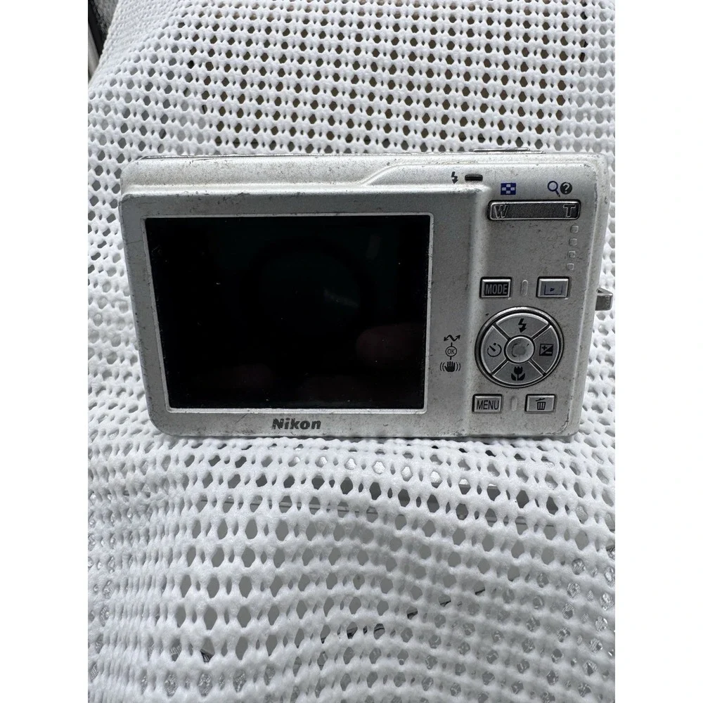 Nikon Coolpix S200 7.1MP Digital Camera Silver Parts Repair Lens Error No Batt